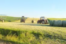 71-letni mężczyzna kierujący ciągnikiem rolniczym marki Zetor przewoził baloty na przyczepie.
