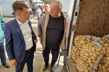 Michał Kołodziejczak na rynku w Broniszach