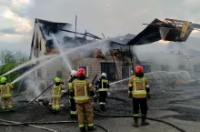 Łącznie w budynkach miało znajdować się ponad 150 sztuk zwierząt. Żadne nie ucierpiało.