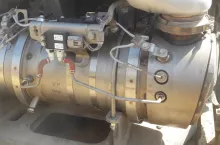 Budowa układu z duetem DOC i DPF na dole, przed widać dodatkowy wtryskiwacz, nad - czujnik różnicy ciśnień, fot. Chevron Delo