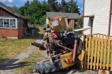 Ciągnik rolniczy wylądował na boku, a kierujący nim traktorzysta trafił do szpitala.