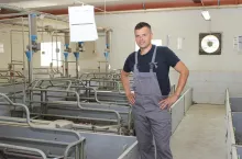 – Przy maciorach uczyłem się wszystkiego od początku. Nigdy wcześniej nie przeprowadzałem inseminacji, nawet nie byłem przy kryciu – przyznaje  Wiktor Kujawski.