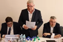 Prezes OSM Piaski Mirosław Domański prezentuje sprawozdanie. Z jego prawej strony biegły rewident Jan Dworniak, z lewej wiceprezes Tomasz Kozłowski