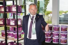 Leszek Skrzypczyk, dyrektor zarządzający Agrii Polska w sklepie firmowym, który jest wizytówką nowej inwestycji w Aleksandrowie Kujawskim