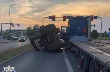 Na skutek nagłego hamowania ciężarówki, z lawety spadł ciągnik rolniczy.