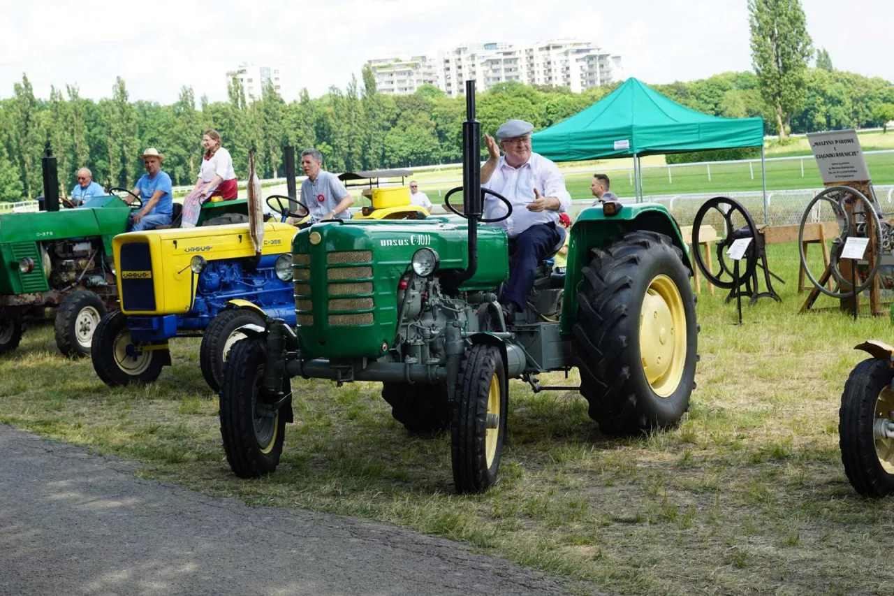 Kolumnę zabytkowych traktorów prowadził minister rolnictwa i rozwoju wsi Czesław Siekierski.