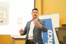 – Więcej miejsca przy stole paszowym, to lepsze zachowania żywieniowe i lepszy skład mleka – przekonuje prof. Trevor DeVries