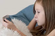 Eksperci ostrzegają, że zostawianie dziecka z telefonem czy tabletem, żeby zyskać chwilę spokoju, może fatalnie wpłynąć na jego zdolności poznawcze, czyli na przykład sukcesy w szkole