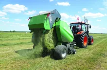 Prasa Sipma PS 2520 Kronos waży niespełna 3,2 tony. W wersji z docinaczem potrzebuje około 110 koni, a bez zespołu tnącego powinien poradzić sobie z nią traktor osiemdziesięciokonny