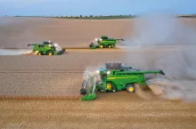 John Deere wprowadza nowe kombajny John Deere T5 i T6.