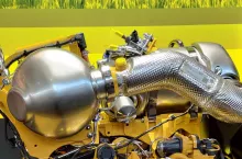 Całkowicie zablokowane czoło katalizatora SCR, i to bardzo dużego katalizatora użytego w silniku 6.7 litra. Co ciekawe, wystarczyło niecałe kilkaset godzin pracy z niesprawnym wtryskiwaczem, który lał płyn DEF bez właściwej dawki, aby do tego doszło. Jak operator zauważył usterkę? Ciśnienie i temperatura w układzie wzrosły tak bardzo, że została wygięta rura pomiędzy turbosprężarką a filtrem DPF i spaliny rozgrzane do ponad 700 st. C przetopiły część przewodów znajdujących się obok rury i plastikową pokrywę dekla zaworów, fot. G. Szularz