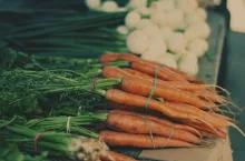 Produkty pochodzenia roślinnego bez konieczności zakładania działalności gospodarczej można sprzedawać z gospodarstwa w ramach sprzedaży bezpośredniej albo rolniczego handlu detalicznego.