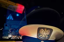 Przed policjantami z drogówki pijany traktorzysta schował się w trawie.