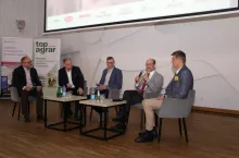Branża mocno zaniedbała komunikację z konsumentem i teraz ponosi tego konsekwencje. Podczas Forum – Świnie dyskutowaliśmy o tym, jak poprawić wizerunek branży. W moderowanej przez redaktora naczelnego top agrar Polska Karola Bujoczka debacie udział wzięli (od prawej): Piotr Włodawiec, prof. Jarosław Całka, Kamil Marunowski, Łukasz Dominiak.