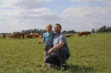 Piotr Kraśnicki wraz z synem Krzysiem prowadzą na Podlasiu hodowlę czystorasowych limousine. Stado 40 mamek z przychówkiem pasie się na 12-ha pastwisku.