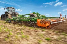 Zaczepiany agregat uprawowo-siewny Cirrus Grand o szerokości roboczej 9 m cechuje precyzja, uniwersalność zastosowania i wydajność.