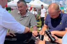 Na zdjęciu Janusz Kierski (z lewej) podczas dni pola razem z doradcą rolniczym Cezarym Wincenciakiem.