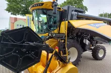 Marcin Mozołowski, specjalista ds.szkoleń, wyjaśnia prostotę regulacji palców nagarniacza w hederze. fot. Adam Ładowski