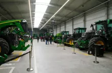 Wstęgę przecina Łukasz Madej, prezes zarządu Agro-Sieć Maszyny, fot. KW