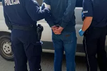 Oszukany rolnik rozpoznał fałszywych inspektorów, którzy zostali zatrzymani i aresztowani.