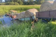 Kierowca nie zauważył stawu i wjechał do niego ciągnikiem rolniczym.