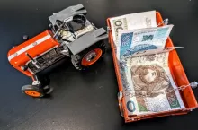 908563