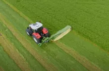 Nowa kosiarka dyskowa Krone EasyCut R 450 z teleskopowym mechanizmem