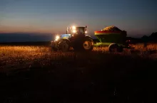Okno czasowe po zbiorze plonu głównego to najlepszy czas na regulację pH gleby. W nawale prac zabieg ten niestety jest odkładany. Tymczasem lepiej opóźnić siewy i inne zabiegi, niż odkładać wapnowanie. Odda to się z nawiązką w kolejnym roku.