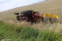 Ciągnik na boku a kierując obok — taki widok zastali przedstawiciele służb, które dotarły na miejsce jako pierwsze.