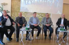 Piotr Szysz (zastępca dyrektora zarządzającego BZK Group), Grzegorz Marchwiński (prezes ADM Czernin), Adam Stępień (dyrektor generalny PSPO), Juliusz Młodecki (prezes Krajowego Zrzeszenia Producentów Rzepaku i Roślin Białkowych) oraz Arkadiusz Gasidło (kierownik agrotechniki ZT Bielmar) podczas dyskusji o perspektywach rozwoju rynku rzepaku