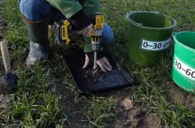 Rada UE przyjęła prawo dotyczące monitorowania gleb, którego celem jest poprawa ich jakości do 2050 r. Oprócz monitoringu ustalono wytyczne dotyczące zrównoważonego gospodarowania glebami i określono sytuację, w których zanieczyszczenie stwarza niedopuszczalne ryzyko dla zdrowia i środowiska