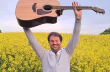 Ballady, piosenki biesiadne albo bluesowe „kawałki” – Michał Drabarek potrafi zagrać każdą melodię. Prywatnie jest miłośnikiem cięższych, rockowych brzmień