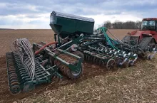 W czasie wiosennej próby z Tygrysem 6-m współpracował gąsienicowy Quadtrac o mocy niemal 550 KM. Przy głębokości uprawy na ok. 25 cm, prędkość robocza dochodziła nawet do 12 km/h, a spalanie oscylowało ok. 16–17 l/ha.