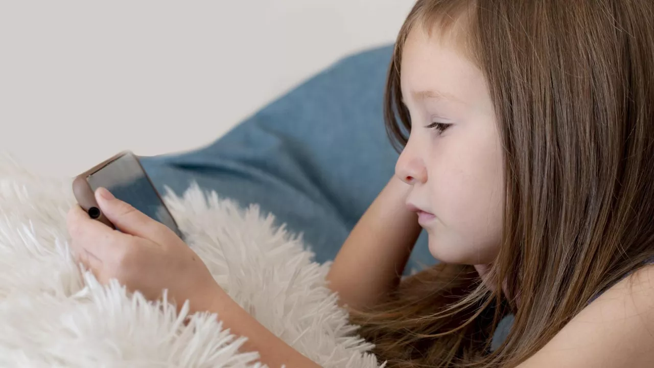 Eksperci ostrzegają, że zostawianie dziecko z telefonem czy tabletem, żeby zyskać chwilę spokoju, może fatalnie wpłynąć na jego zdolności poznawcze, czyli na przykład sukcesy w szkole