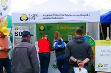 Stoisko KZPRiRB i odpowiadający na pytania rolników Mirosław Marciniak, ekspert InfoGrain cieszyło się dużym zainteresowaniem, fot. KW