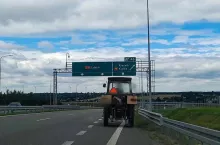 Policjanci udaremnili traktorzyście dalszą jazdę.