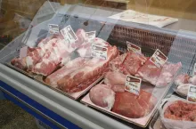 To nie mięso nam szkodzi, ale dodatki, które są stosowane w przetworzonych wyrobach. Wieprzowina dostarcza natomiast cennych składników niedostępnych w produktach roślinnych