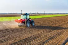 Kiedy rolnik może wyjechać w pole z azotem już w lutym? [WARUNKI]