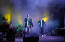 Artur (po lewej) i Marcin podczas koncertu dożynkowego w Sułowie w Lubelskiem w 2023 roku