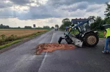 Ciągnik nie przetrwał zderzenia z ciężarówką.