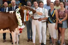 Superczempionka wśród jałówek starszych w towarzystwie hodowlanej rodziny Kraszewskich, Jana Zawadzkiego – przewodniczącego komitetu organizacyjnego wystawy oraz sędziów: Romana Januszewskiego i Zdenka Schaffelhoffera