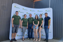 Na zdjęciu rodzina państwa Lechów z Mateuszem Jóźwiakiem (z prawej) – specjalistą ds. żywienia bydła Constant Feeding Expert