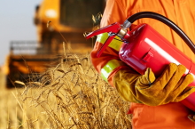 W kombajnie powinna znajdować się gaśnica proszkowa i pianowa. W jakiej wysokości otrzymasz mandat, jeśli jej nie posiadasz? Zadbaj o bezpieczeństwo swoje i innych!