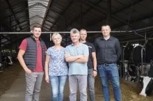 Na zdjęciu państwo Krawczykowie z Michałem Panusiem (z prawej), kierownikiem działu skupu Oddziału Produkcyjnego Kurpie w Baranowie
