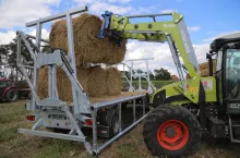 Rozsuwane widły pozwalają przewozić po dwie bele słomy. Gdy nie ma takiej potrzeby wystarczy je przybliżyć do siebie.