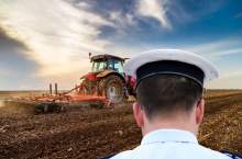 kontrola pracy na polu przez policjanta