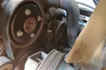 Krótszy pasek wielorowkowy należy poprowadzić tak, aby ominąć uszkodzony kompresor klimatyzacji.