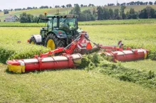 Nowa kosiarka Pöttinger Novacat V 9200 CF łaczy pokosy bez kondycjonera