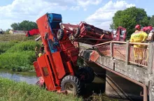 Kombajnista zawisł na moście.