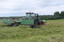 Zmodernizowany zestaw kosiarek Fendt Slicer 960 KCB z funkcjami ISOBUS.
